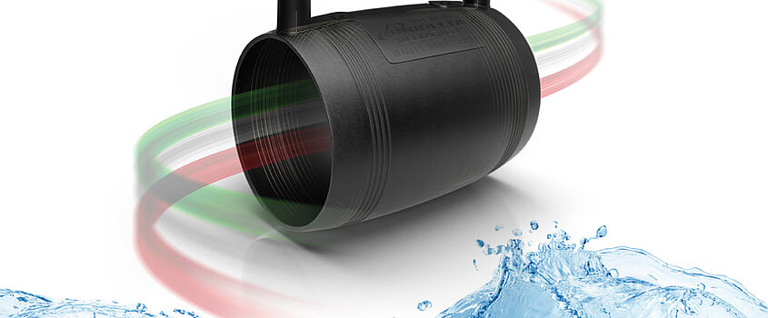 Schwarze Elektroschweiß-Muffe PE100 von Unidelta, umgeben von fließendem Wasser, durchzogen mit den Farben der italienischen Flagge
