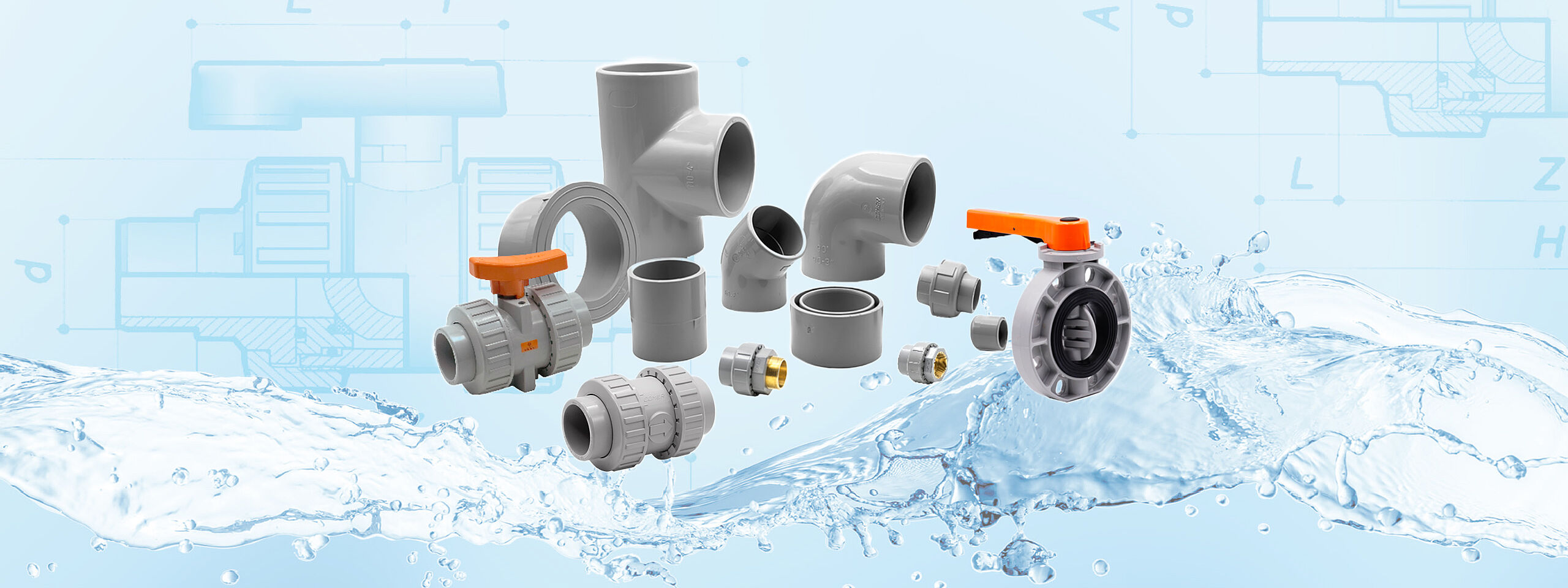 Eine Sammlung von COMER Fittings und Armaturen aus unserem PVC-C Sortiment vor einem blauen Hintergrund, angeordnet auf einer Wasserwelle