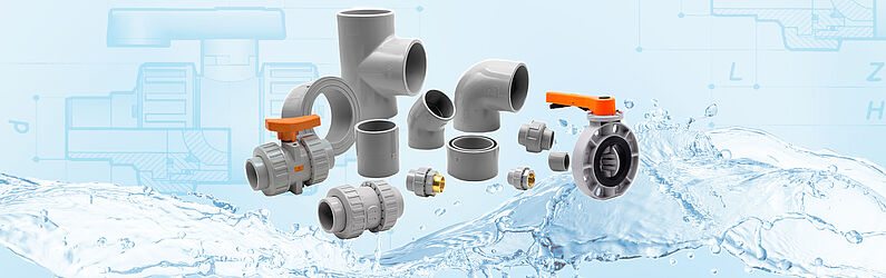 Eine Sammlung von COMER Fittings und Armaturen aus unserem PVC-C Sortiment vor einem blauen Hintergrund, angeordnet auf einer Wasserwelle