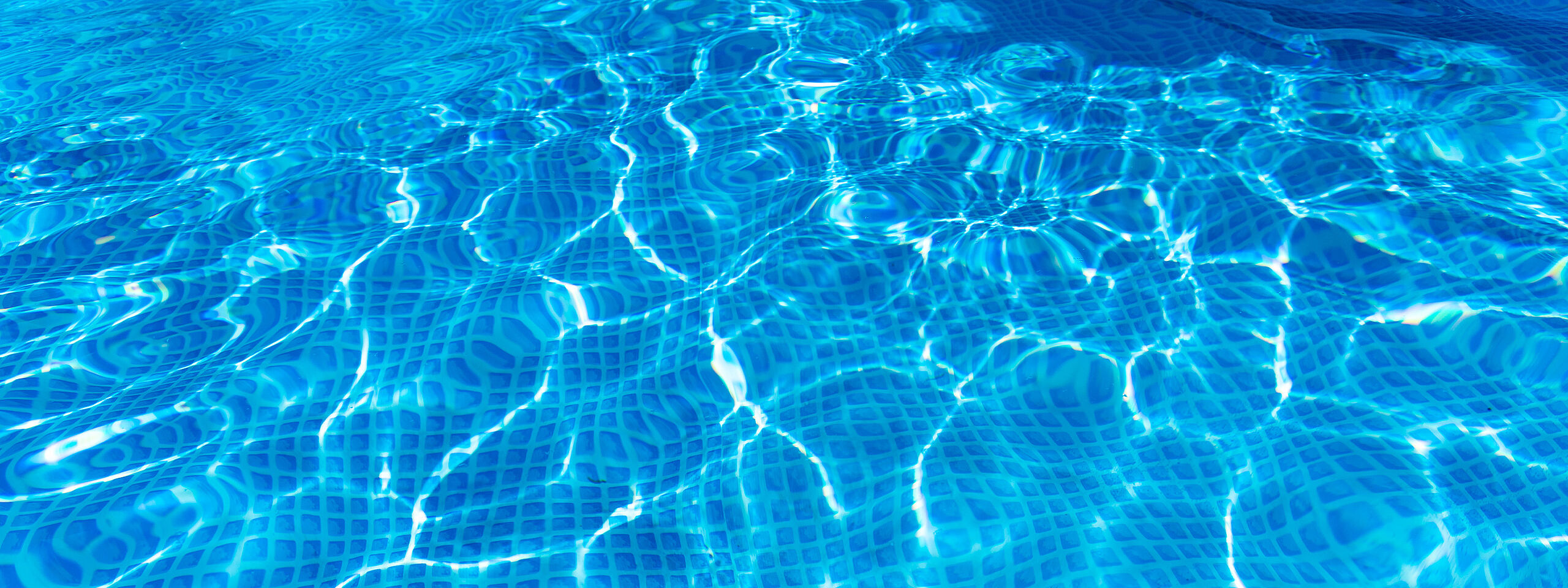 Schwimmbadbecken mit Wasser