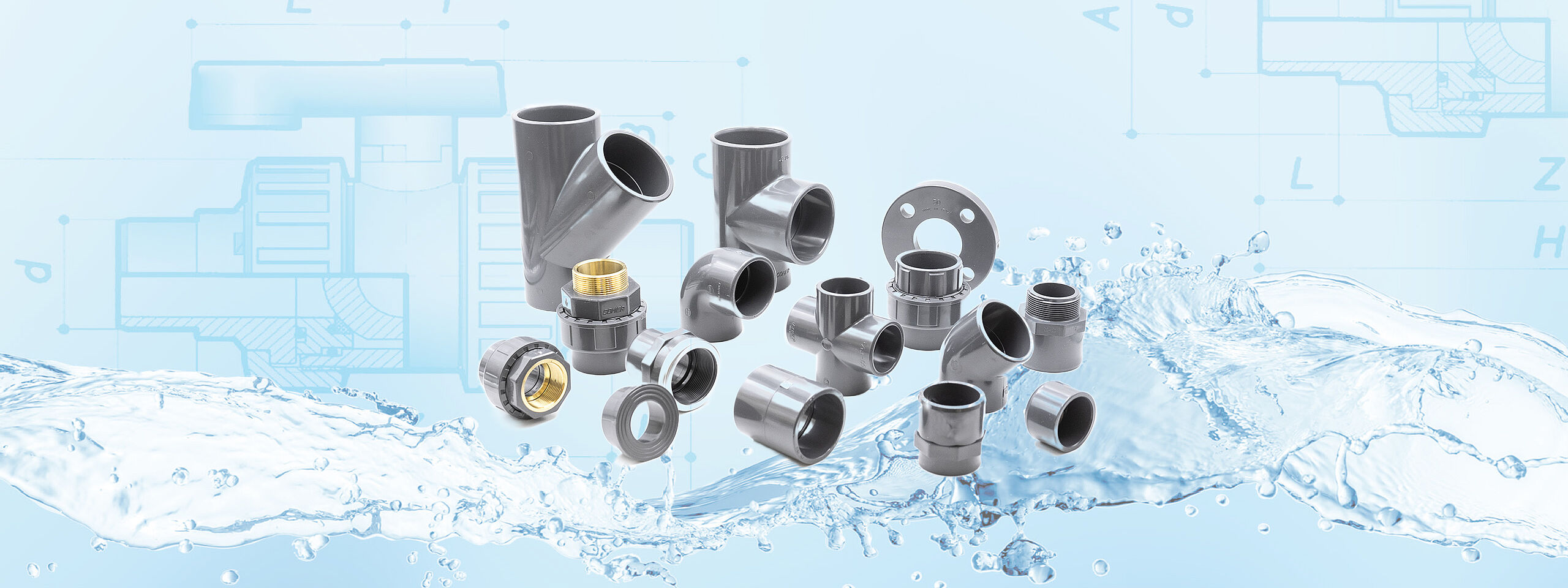 Diverse Fittings aus PVC-U von Comer, angeordnet auf einer Wasserwelle. Der Hintergrund ist hellblau und es sind die Zeichnungen von zwei Kugelhähnen zu sehen.