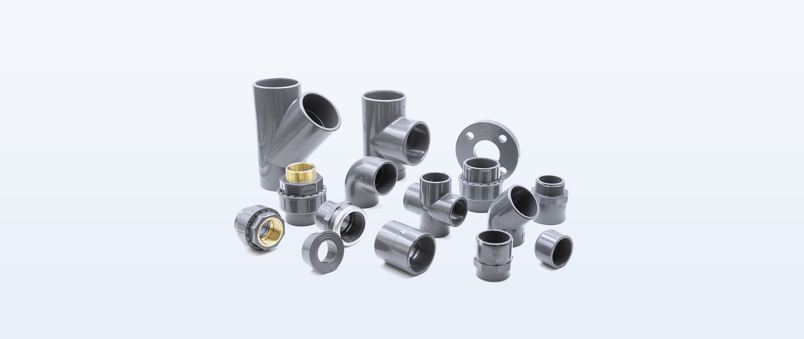 Produktauswahl Comer neutraler Hintergrund Verschiedene Fittings aus PVC-U von Comer. Sorgfältig angeordnet zur besseren Übersicht auf neutralem Hintergrund